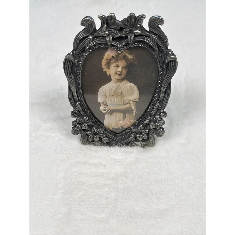 Vintage Style Heart Photo Frame Ornate Floral Pewter Tone Tabletop Easel Decor